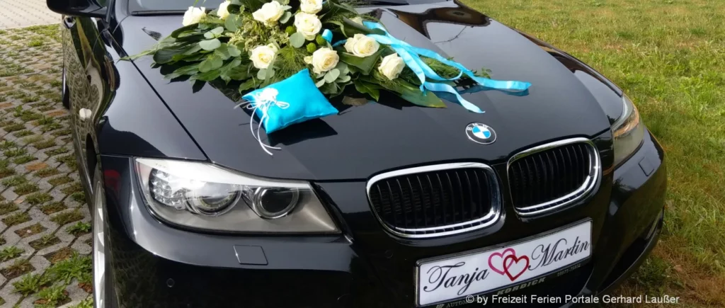 Hochzeitsauto BMW mit Blumenschmuck Hochzeitsvorbereitung To Do Liste